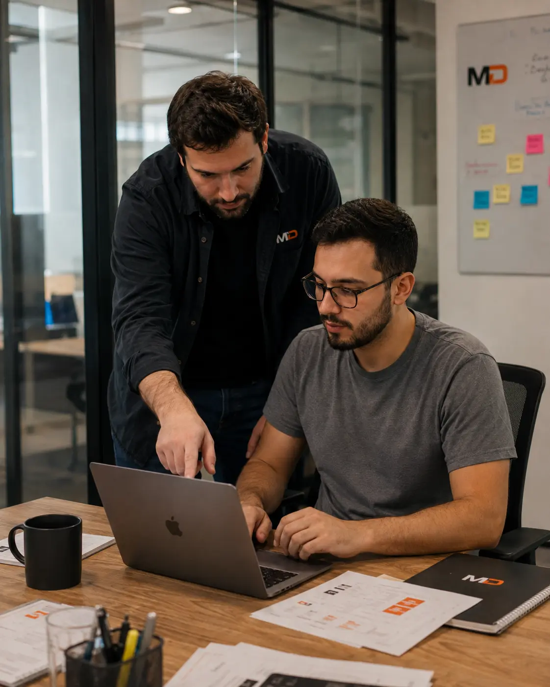 Equipo de MD Marketing revisando una automatización con IA en la oficina de Málaga